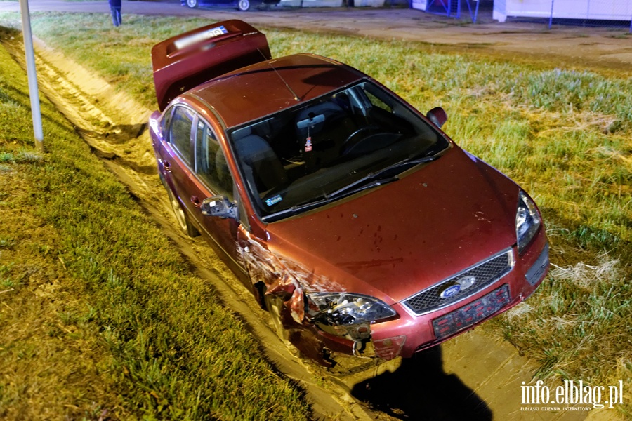 Groźne zderzenie dwóch pojazdów w Kazimierzowie, fot. 8