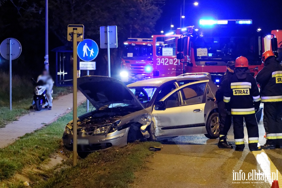 Groźne zderzenie dwóch pojazdów w Kazimierzowie, fot. 11