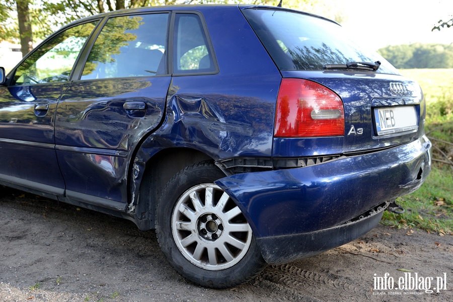 DW504: zderzenie czterech aut na granicy Piastowa i Milejewa. Jedna osoba przewieziona do szpitala, fot. 12