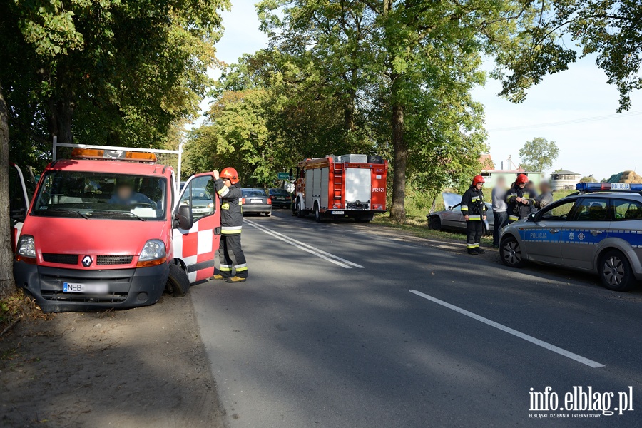 DW504: zderzenie czterech aut na granicy Piastowa i Milejewa. Jedna osoba przewieziona do szpitala, fot. 19