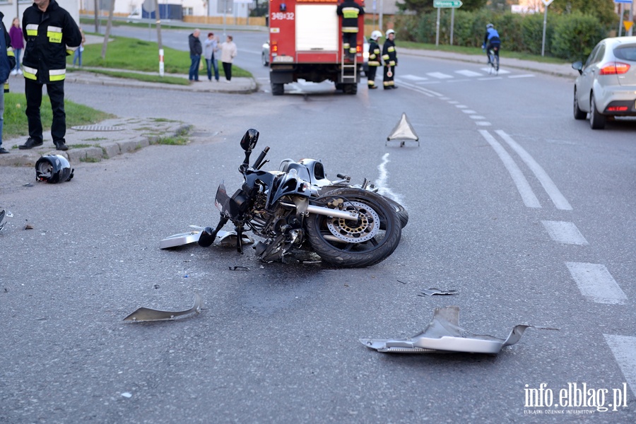Zderzenie hondy z roverem w Milejewie. Ranny motorowerzysta przewieziony do szpitala, fot. 2
