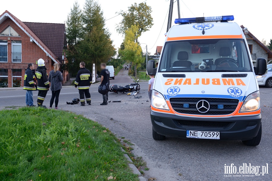 Zderzenie hondy z roverem w Milejewie. Ranny motorowerzysta przewieziony do szpitala, fot. 6