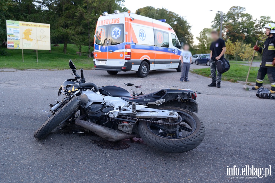 Zderzenie hondy z roverem w Milejewie. Ranny motorowerzysta przewieziony do szpitala, fot. 7