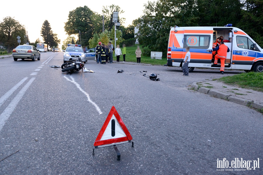 Zderzenie hondy z roverem w Milejewie. Ranny motorowerzysta przewieziony do szpitala, fot. 11