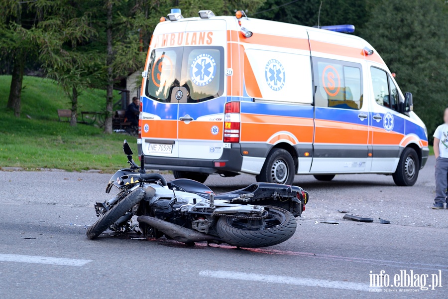 Zderzenie hondy z roverem w Milejewie. Ranny motorowerzysta przewieziony do szpitala, fot. 12