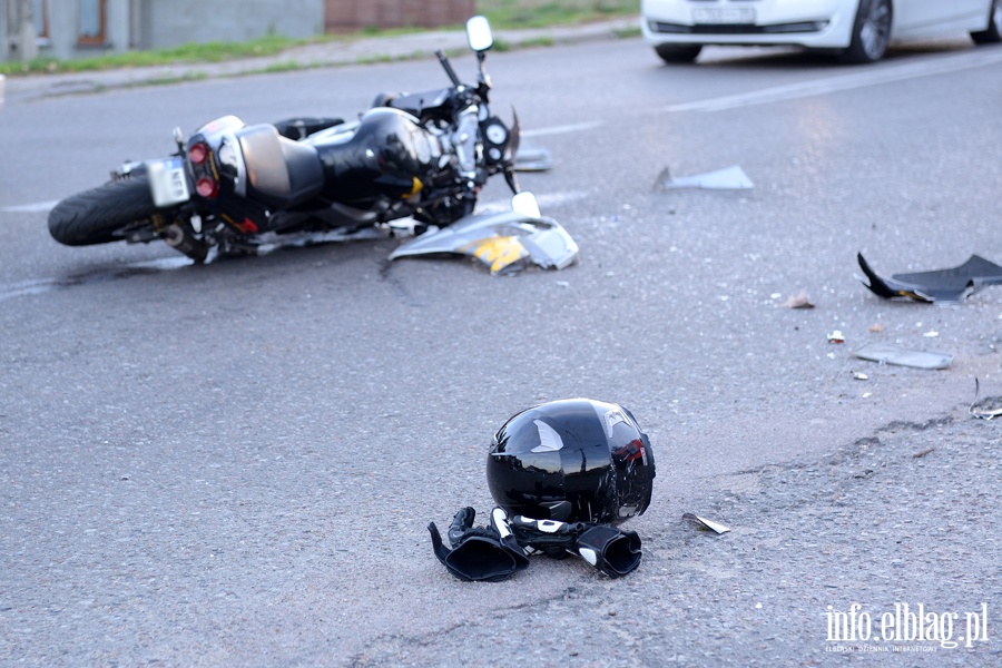 Zderzenie hondy z roverem w Milejewie. Ranny motorowerzysta przewieziony do szpitala, fot. 13
