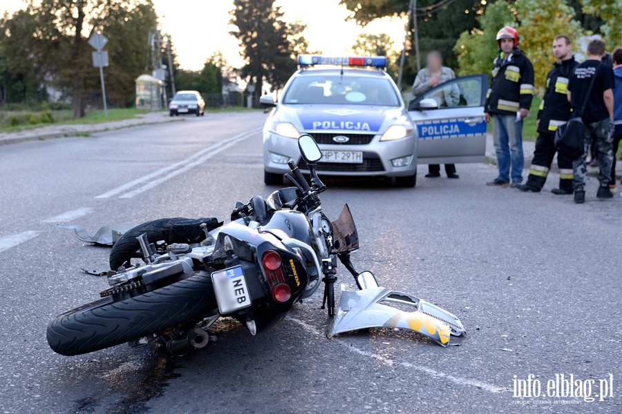 Zderzenie hondy z roverem w Milejewie. Ranny motorowerzysta przewieziony do szpitala, fot. 14