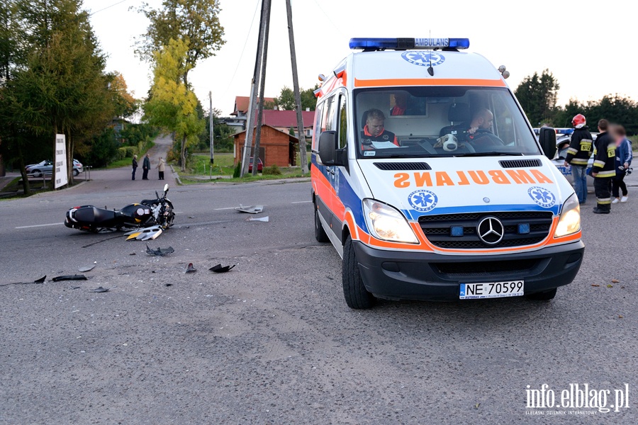 Zderzenie hondy z roverem w Milejewie. Ranny motorowerzysta przewieziony do szpitala, fot. 16