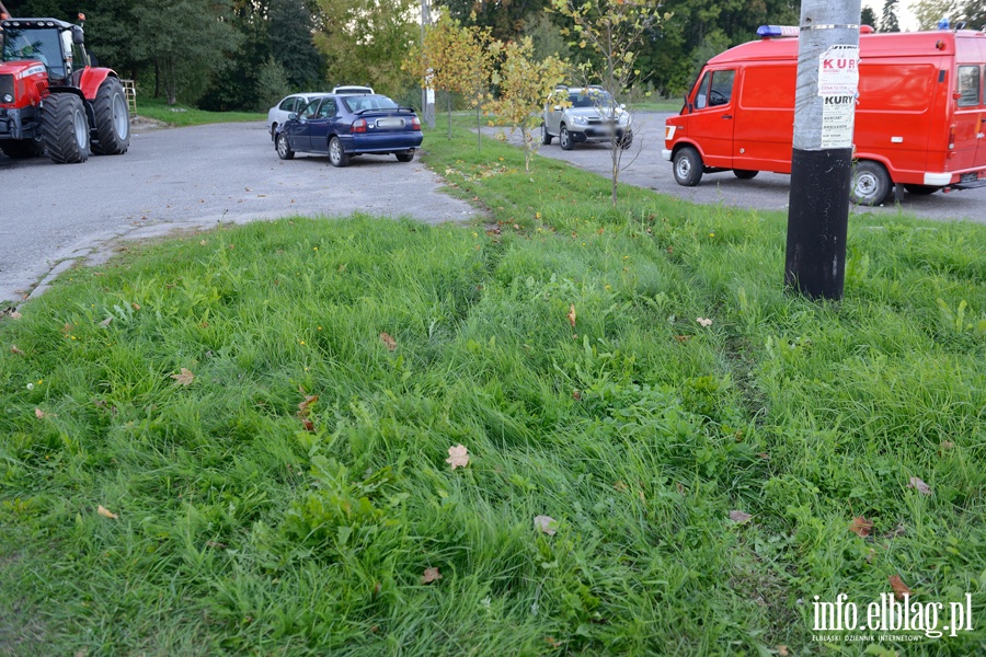 Zderzenie hondy z roverem w Milejewie. Ranny motorowerzysta przewieziony do szpitala, fot. 18