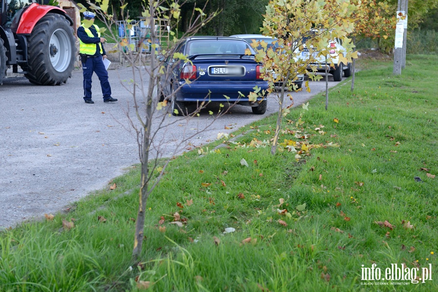 Zderzenie hondy z roverem w Milejewie. Ranny motorowerzysta przewieziony do szpitala, fot. 19