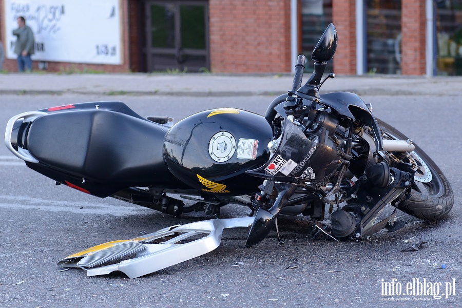 Zderzenie hondy z roverem w Milejewie. Ranny motorowerzysta przewieziony do szpitala, fot. 20