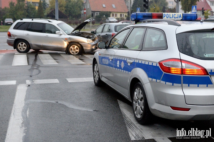 Oglna-Konopnickiej: zderzenie trzech pojazdw na skrzyowaniu ulic, fot. 1