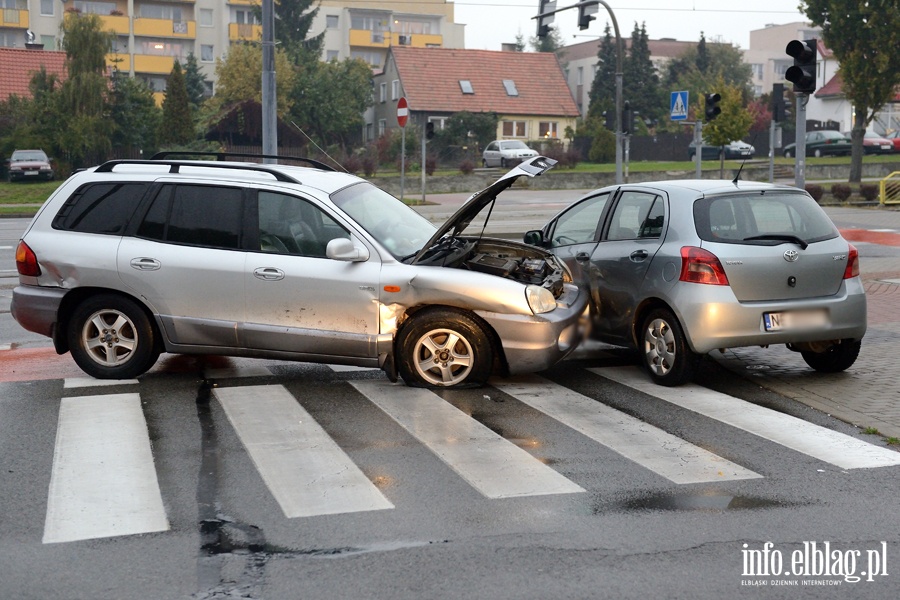 Oglna-Konopnickiej: zderzenie trzech pojazdw na skrzyowaniu ulic, fot. 2