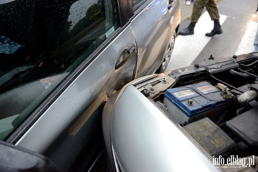 Oglna-Konopnickiej: zderzenie trzech pojazdw na skrzyowaniu ulic, fot. 19