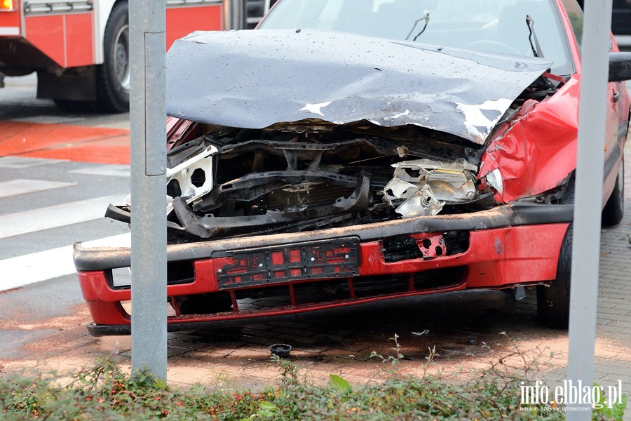 Oglna-Konopnickiej: zderzenie trzech pojazdw na skrzyowaniu ulic, fot. 23