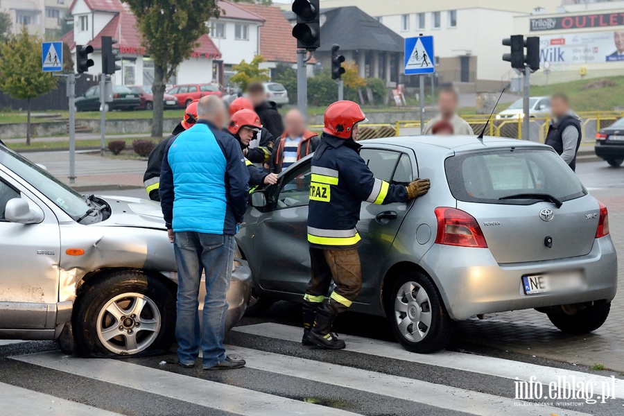 Oglna-Konopnickiej: zderzenie trzech pojazdw na skrzyowaniu ulic, fot. 24