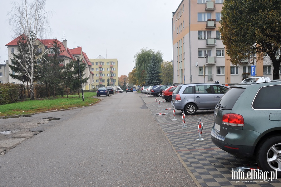 Na ul. Karowej powstan miejsca parkingowe, fot. 5
