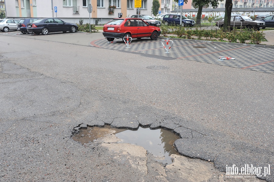 Na ul. Karowej powstan miejsca parkingowe, fot. 8