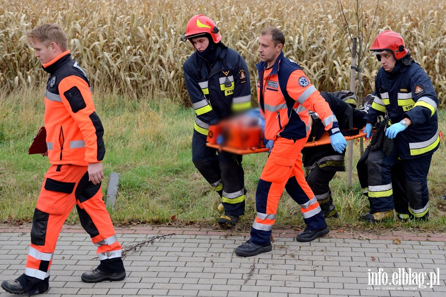 Wypadek w Kazimierzowie. Ranny kierowca przewieziony do szpitala po uderzeniu autem w drzewo, fot. 5