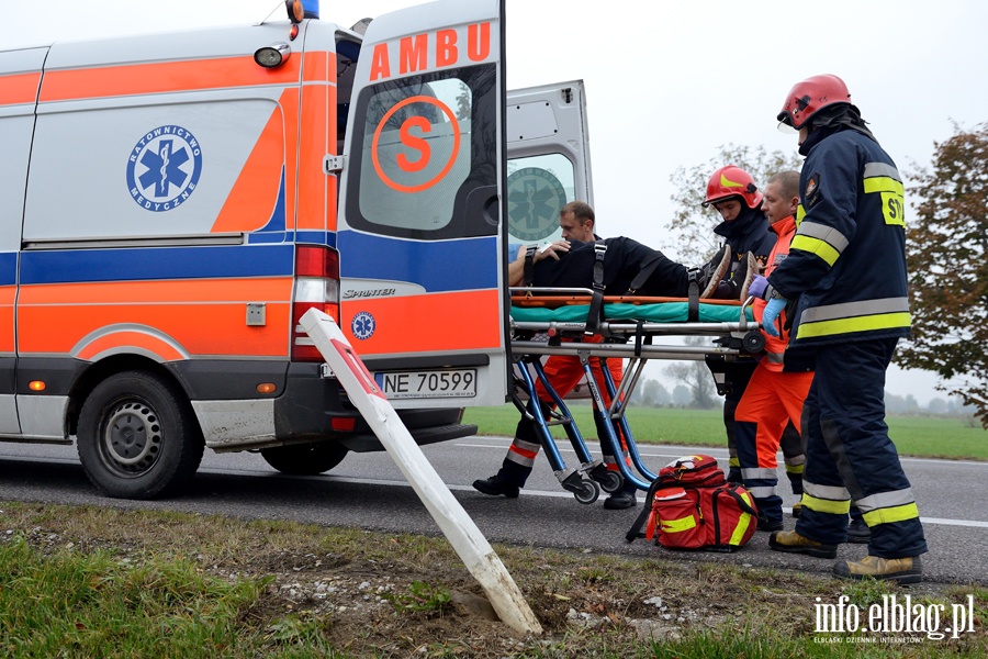 Wypadek w Kazimierzowie. Ranny kierowca przewieziony do szpitala po uderzeniu autem w drzewo, fot. 7