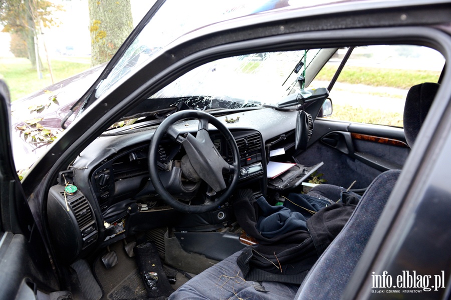 Wypadek w Kazimierzowie. Ranny kierowca przewieziony do szpitala po uderzeniu autem w drzewo, fot. 15