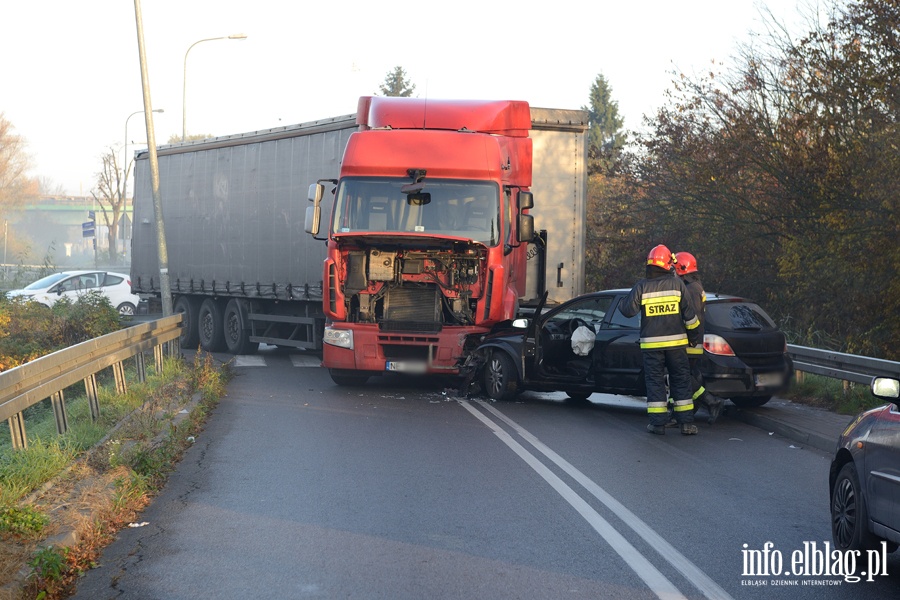 Radomska: zderzenie ciarwki z osobwk przy zjedzie z Trasy Unii Europejskiej, fot. 1