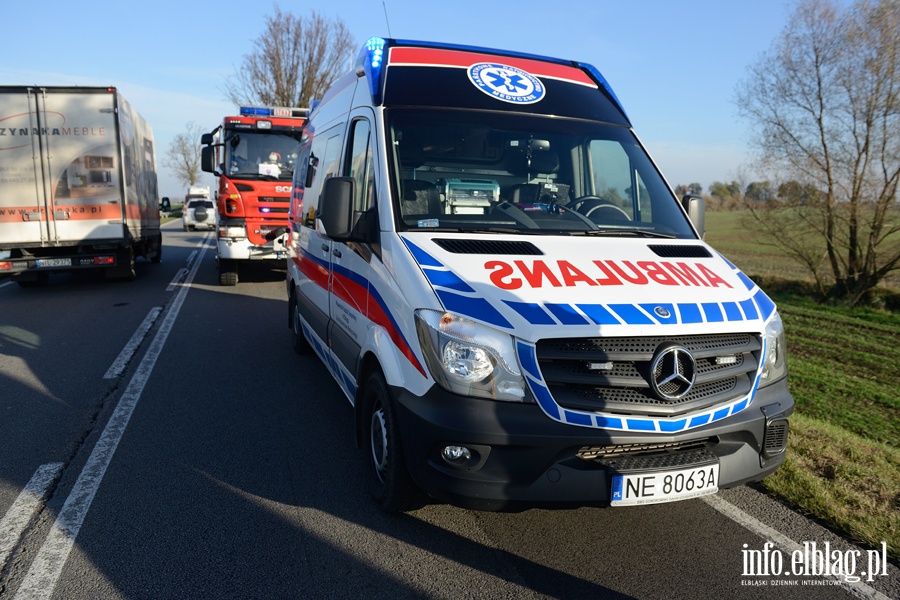 Wypadek na drodze nr 22. Trzy osoby, w tym dwoje dzieci, poszkodowane, fot. 1