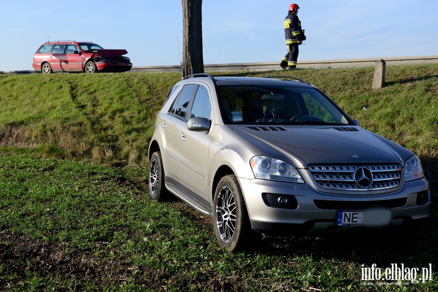 Wypadek na drodze nr 22. Trzy osoby, w tym dwoje dzieci, poszkodowane, fot. 12