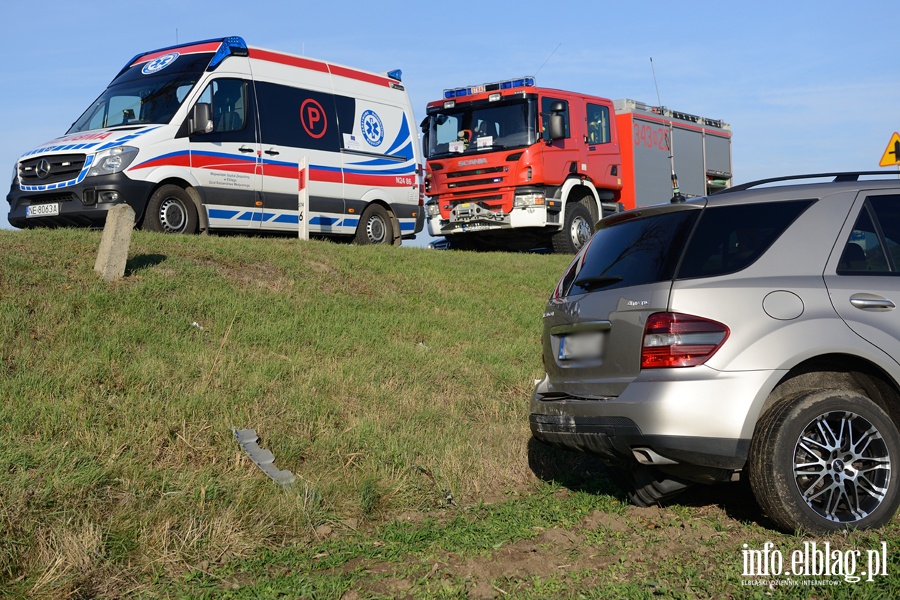 Wypadek na drodze nr 22. Trzy osoby, w tym dwoje dzieci, poszkodowane, fot. 13