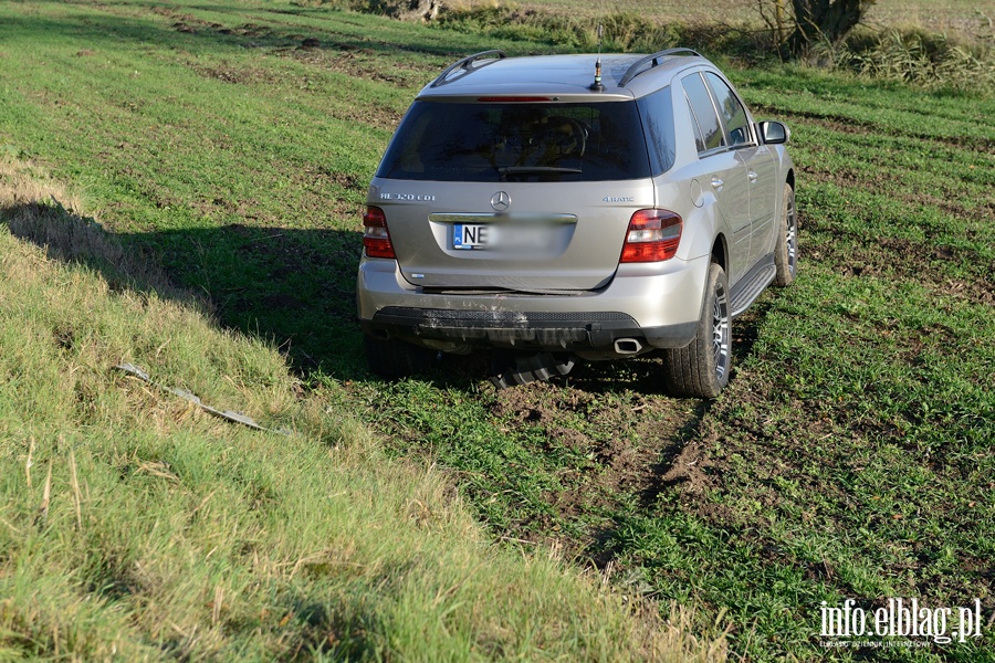 Wypadek na drodze nr 22. Trzy osoby, w tym dwoje dzieci, poszkodowane, fot. 15