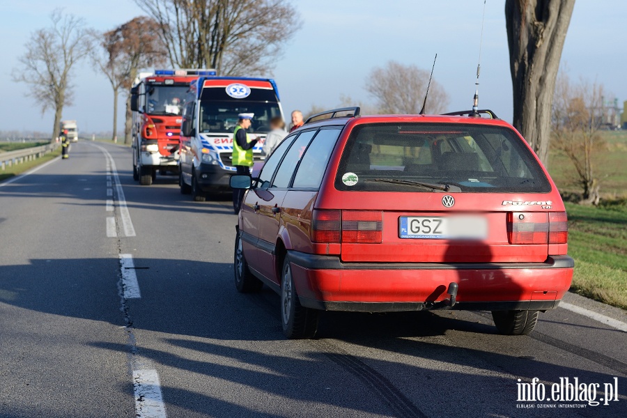 Wypadek na drodze nr 22. Trzy osoby, w tym dwoje dzieci, poszkodowane, fot. 16