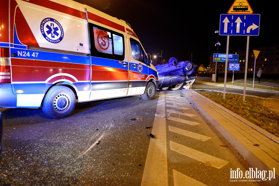 Zderzenia i dachowanie na skrzyowaniu. Dwie poszkodowane osoby w szpitalu, fot. 5