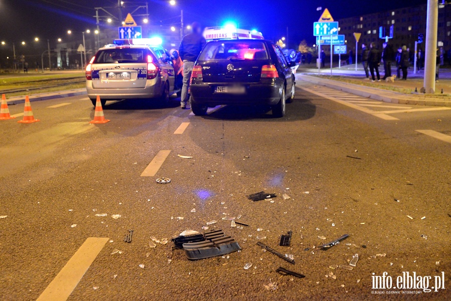 Zderzenia i dachowanie na skrzyowaniu. Dwie poszkodowane osoby w szpitalu, fot. 7