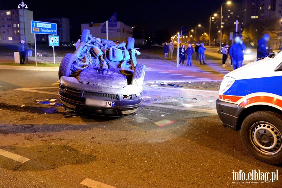 Zderzenia i dachowanie na skrzyowaniu. Dwie poszkodowane osoby w szpitalu, fot. 9