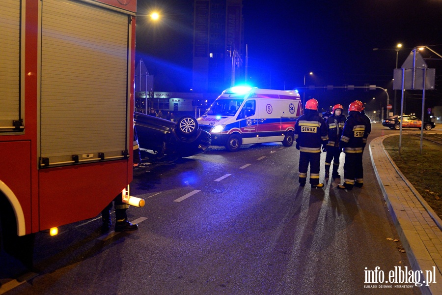 Zderzenia i dachowanie na skrzyowaniu. Dwie poszkodowane osoby w szpitalu, fot. 12