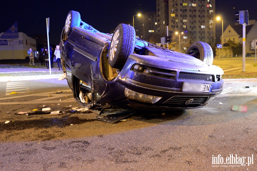 Zderzenia i dachowanie na skrzyowaniu. Dwie poszkodowane osoby w szpitalu, fot. 13