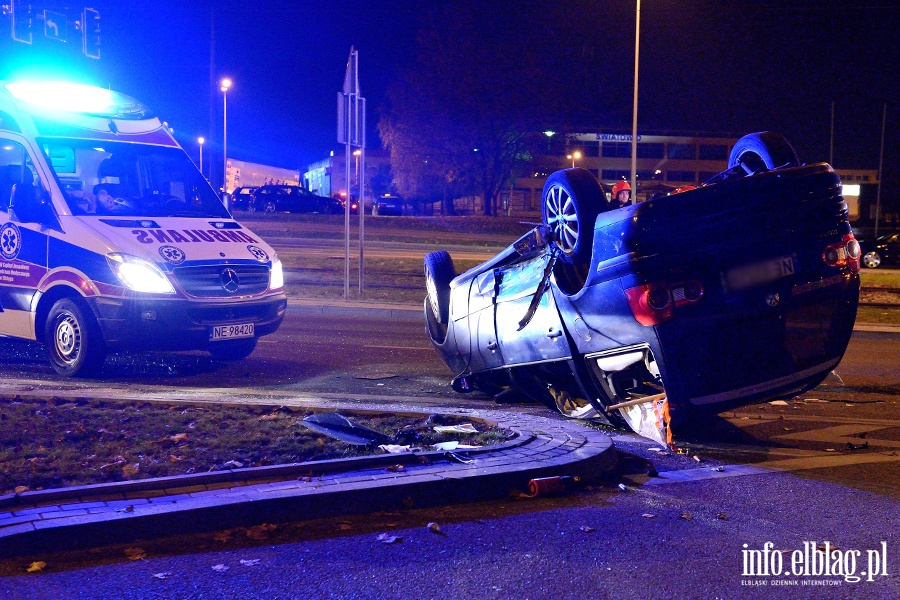 Zderzenia i dachowanie na skrzyowaniu. Dwie poszkodowane osoby w szpitalu, fot. 20