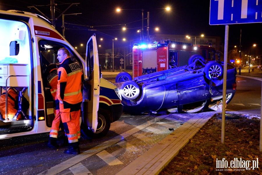 Zderzenia i dachowanie na skrzyowaniu. Dwie poszkodowane osoby w szpitalu, fot. 21