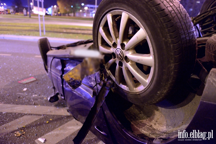 Zderzenia i dachowanie na skrzyowaniu. Dwie poszkodowane osoby w szpitalu, fot. 23