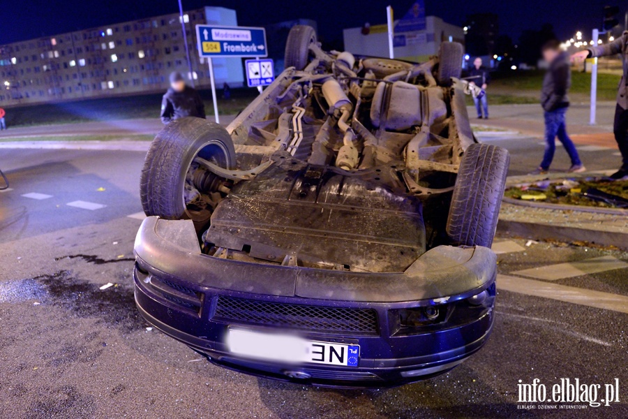 Zderzenia i dachowanie na skrzyowaniu. Dwie poszkodowane osoby w szpitalu, fot. 24