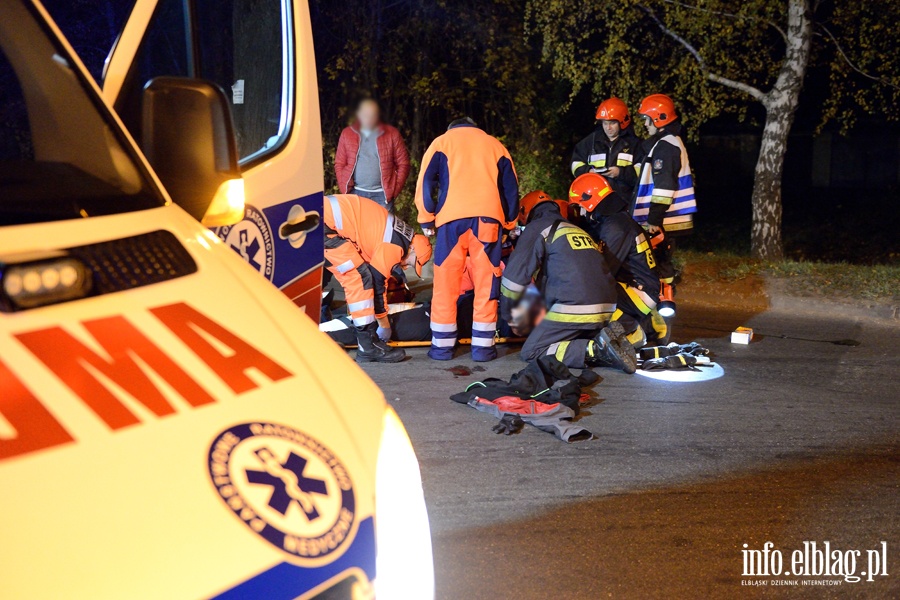 Grunwaldzka: zderzenie skutera z osobwk. Ranny skuterzysta przewieziony do szpitala, fot. 13