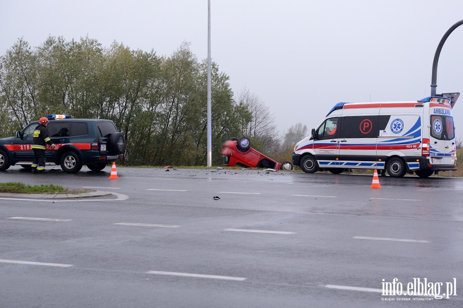 Wypadek na skrzyowaniu obwodnicy z ul. uawsk. Jedna poszkodowana osoba odwieziona do szpitala, fot. 1