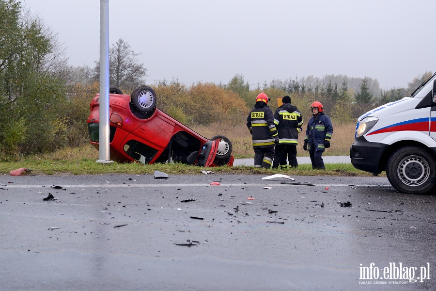 Wypadek na skrzyowaniu obwodnicy z ul. uawsk. Jedna poszkodowana osoba odwieziona do szpitala, fot. 2