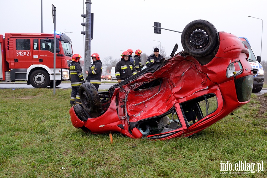 Wypadek na skrzyowaniu obwodnicy z ul. uawsk. Jedna poszkodowana osoba odwieziona do szpitala, fot. 3