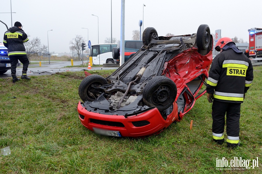 Wypadek na skrzyowaniu obwodnicy z ul. uawsk. Jedna poszkodowana osoba odwieziona do szpitala, fot. 5