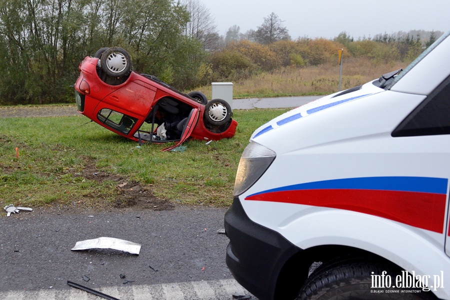 Wypadek na skrzyowaniu obwodnicy z ul. uawsk. Jedna poszkodowana osoba odwieziona do szpitala, fot. 7