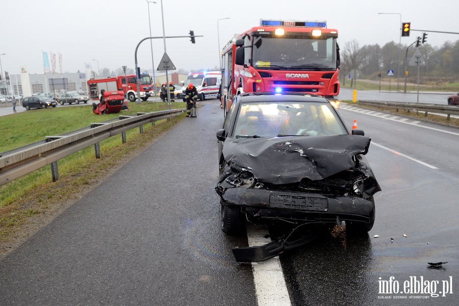 Wypadek na skrzyowaniu obwodnicy z ul. uawsk. Jedna poszkodowana osoba odwieziona do szpitala, fot. 10