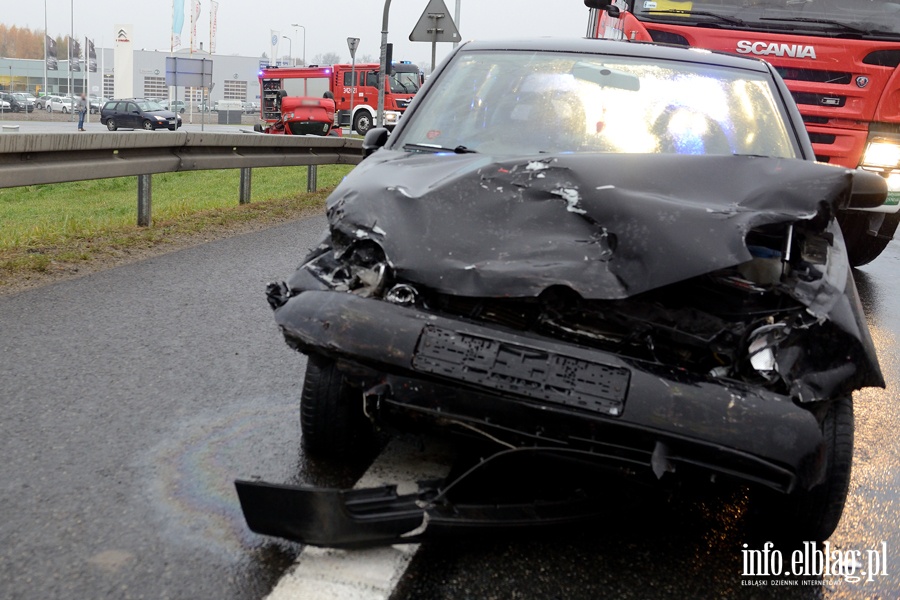 Wypadek na skrzyowaniu obwodnicy z ul. uawsk. Jedna poszkodowana osoba odwieziona do szpitala, fot. 11