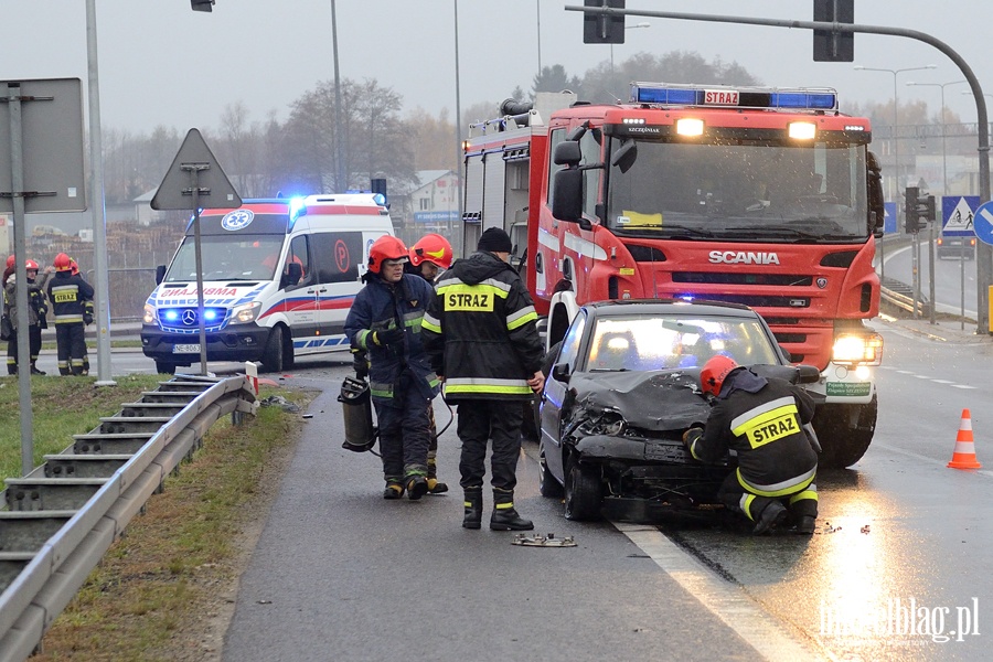 Wypadek na skrzyowaniu obwodnicy z ul. uawsk. Jedna poszkodowana osoba odwieziona do szpitala, fot. 12