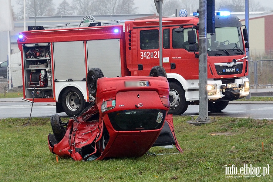 Wypadek na skrzyowaniu obwodnicy z ul. uawsk. Jedna poszkodowana osoba odwieziona do szpitala, fot. 13